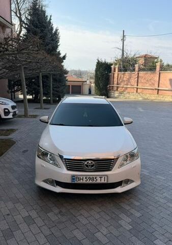 Белый Тойота Камри, объемом двигателя 3.46 л и пробегом 237 тыс. км за 16500 $, фото 1 на Automoto.ua