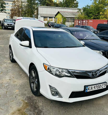 Белый Тойота Камри, объемом двигателя 2.49 л и пробегом 254 тыс. км за 13600 $, фото 1 на Automoto.ua