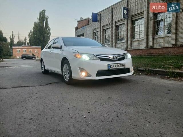 Білий Тойота Камрі, об'ємом двигуна 2.49 л та пробігом 250 тис. км за 10600 $, фото 1 на Automoto.ua