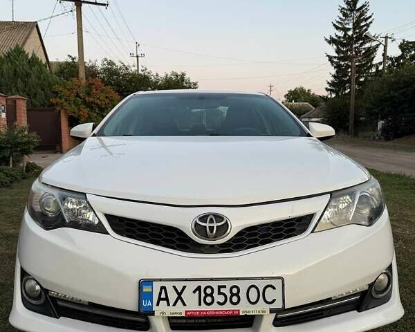 Белый Тойота Камри, объемом двигателя 2.49 л и пробегом 178 тыс. км за 10700 $, фото 1 на Automoto.ua