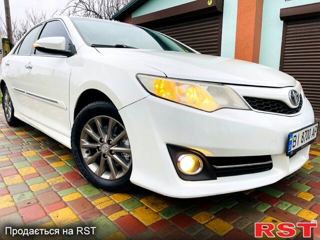 Белый Тойота Камри, объемом двигателя 2.5 л и пробегом 170 тыс. км за 10800 $, фото 1 на Automoto.ua