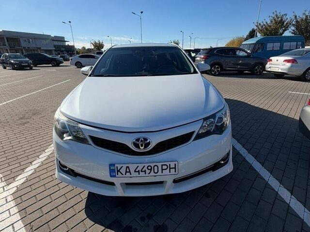 Белый Тойота Камри, объемом двигателя 2.49 л и пробегом 209 тыс. км за 10900 $, фото 1 на Automoto.ua