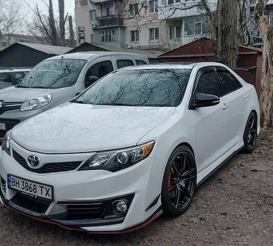 Белый Тойота Камри, объемом двигателя 2.5 л и пробегом 270 тыс. км за 8700 $, фото 1 на Automoto.ua