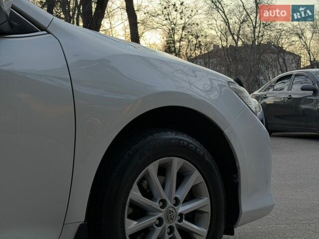 Белый Тойота Камри, объемом двигателя 2.49 л и пробегом 260 тыс. км за 14200 $, фото 1 на Automoto.ua