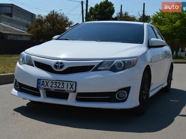 Белый Тойота Камри, объемом двигателя 2.5 л и пробегом 189 тыс. км за 12500 $, фото 1 на Automoto.ua