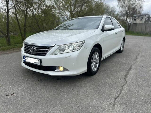 Белый Тойота Камри, объемом двигателя 2.5 л и пробегом 206 тыс. км за 12500 $, фото 1 на Automoto.ua