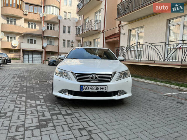 Белый Тойота Камри, объемом двигателя 2.5 л и пробегом 141 тыс. км за 12500 $, фото 1 на Automoto.ua