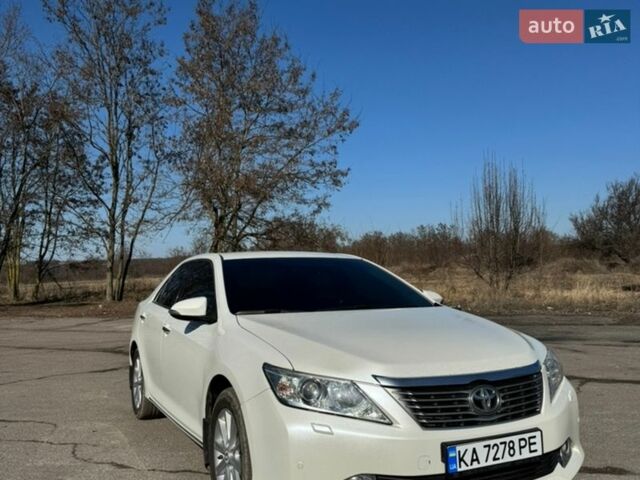 Белый Тойота Камри, объемом двигателя 2.49 л и пробегом 196 тыс. км за 13800 $, фото 1 на Automoto.ua