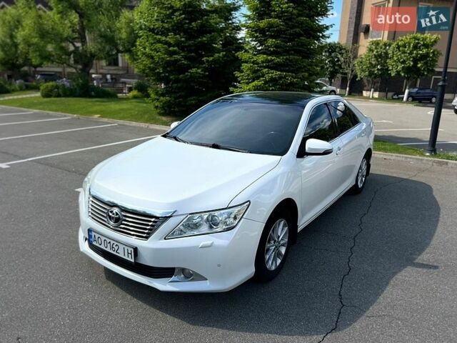 Белый Тойота Камри, объемом двигателя 2.5 л и пробегом 237 тыс. км за 11900 $, фото 1 на Automoto.ua