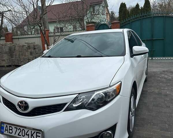 Белый Тойота Камри, объемом двигателя 2.5 л и пробегом 240 тыс. км за 12400 $, фото 1 на Automoto.ua