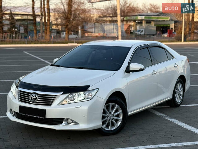 Белый Тойота Камри, объемом двигателя 2.49 л и пробегом 119 тыс. км за 13999 $, фото 1 на Automoto.ua