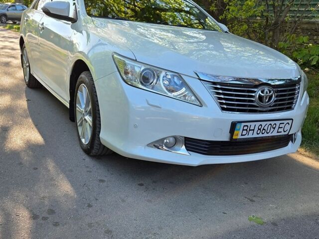 Белый Тойота Камри, объемом двигателя 2.5 л и пробегом 300 тыс. км за 12800 $, фото 1 на Automoto.ua