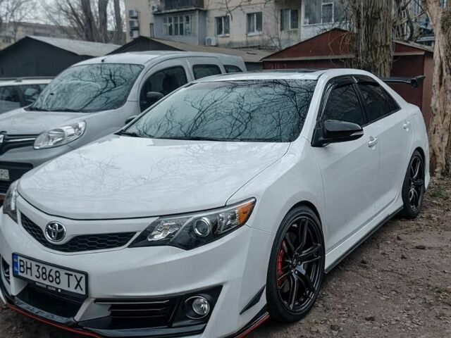 Белый Тойота Камри, объемом двигателя 2.5 л и пробегом 260 тыс. км за 8700 $, фото 1 на Automoto.ua