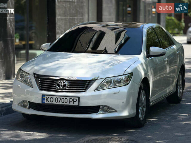 Белый Тойота Камри, объемом двигателя 2.5 л и пробегом 250 тыс. км за 12500 $, фото 1 на Automoto.ua