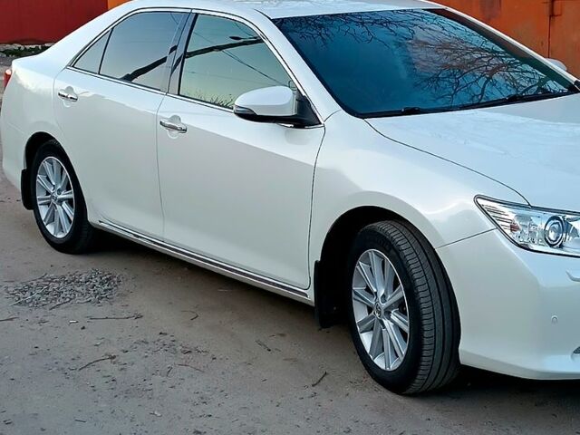 Білий Тойота Камрі, об'ємом двигуна 2.5 л та пробігом 124 тис. км за 17500 $, фото 1 на Automoto.ua