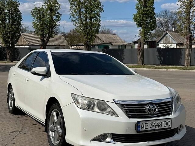 Белый Тойота Камри, объемом двигателя 2.5 л и пробегом 298 тыс. км за 10000 $, фото 1 на Automoto.ua