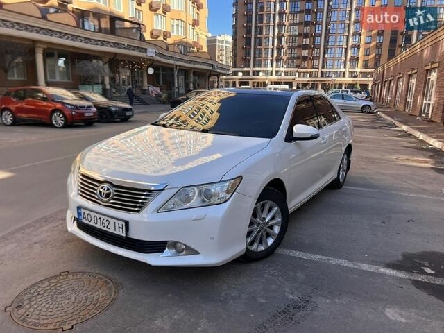 Белый Тойота Камри, объемом двигателя 2.5 л и пробегом 237 тыс. км за 11800 $, фото 1 на Automoto.ua