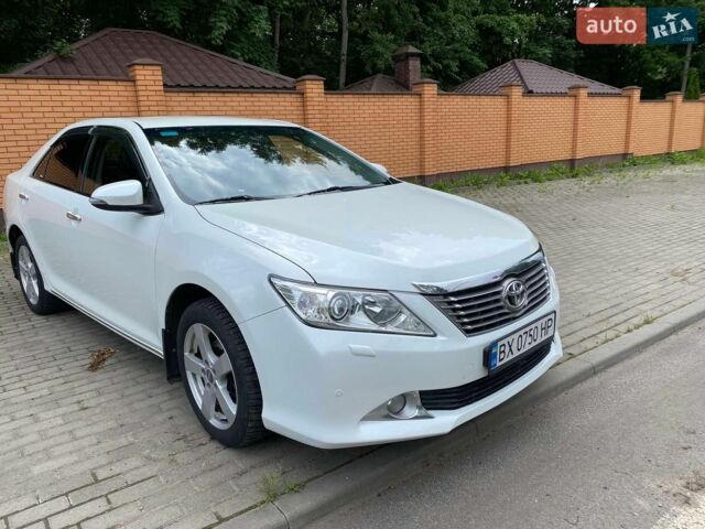 Білий Тойота Камрі, об'ємом двигуна 2.5 л та пробігом 230 тис. км за 12700 $, фото 1 на Automoto.ua