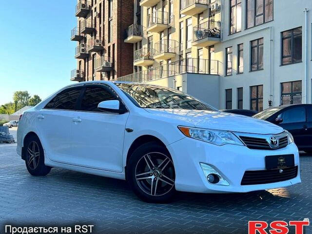Белый Тойота Камри, объемом двигателя 2.5 л и пробегом 150 тыс. км за 10500 $, фото 1 на Automoto.ua