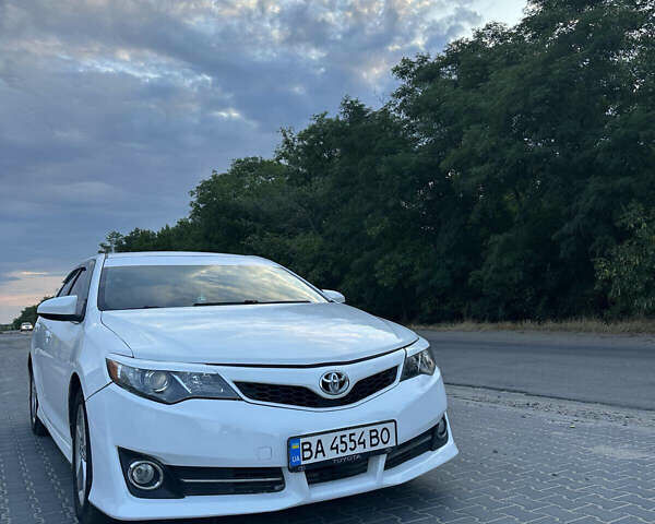Белый Тойота Камри, объемом двигателя 2.5 л и пробегом 198 тыс. км за 10500 $, фото 1 на Automoto.ua