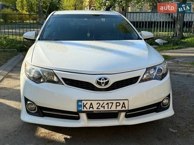 Белый Тойота Камри, объемом двигателя 2.49 л и пробегом 145 тыс. км за 14000 $, фото 1 на Automoto.ua