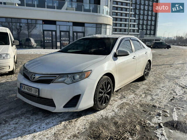 Белый Тойота Камри, объемом двигателя 2.5 л и пробегом 199 тыс. км за 9700 $, фото 1 на Automoto.ua
