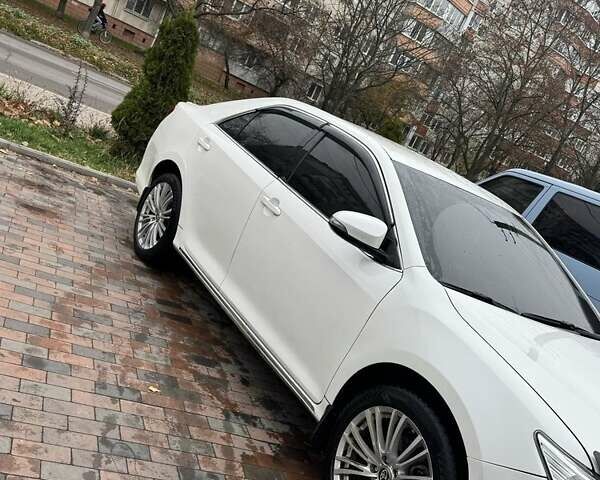 Белый Тойота Камри, объемом двигателя 2.5 л и пробегом 206 тыс. км за 12000 $, фото 1 на Automoto.ua