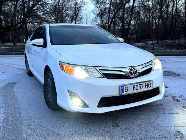 Білий Тойота Камрі, об'ємом двигуна 2.5 л та пробігом 190 тис. км за 13400 $, фото 1 на Automoto.ua