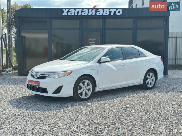 Белый Тойота Камри, объемом двигателя 2.49 л и пробегом 240 тыс. км за 11200 $, фото 1 на Automoto.ua