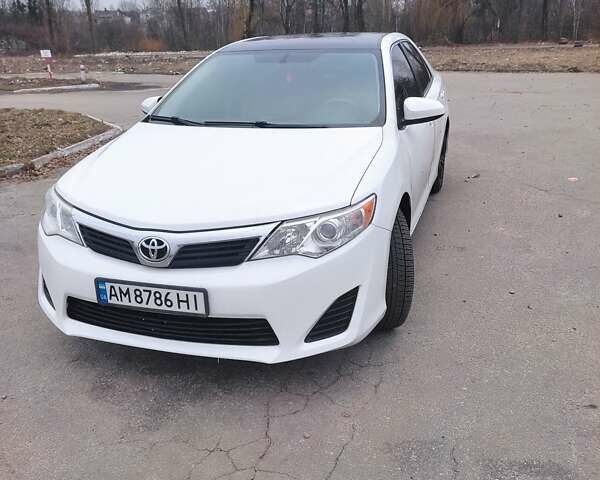 Белый Тойота Камри, объемом двигателя 2.4 л и пробегом 297 тыс. км за 10000 $, фото 1 на Automoto.ua
