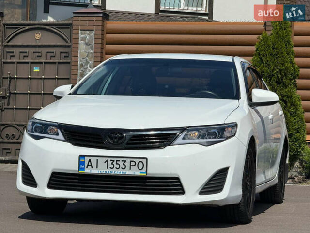 Белый Тойота Камри, объемом двигателя 2.49 л и пробегом 250 тыс. км за 10700 $, фото 1 на Automoto.ua