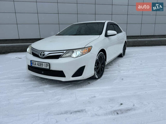 Белый Тойота Камри, объемом двигателя 2.4 л и пробегом 199 тыс. км за 9100 $, фото 1 на Automoto.ua