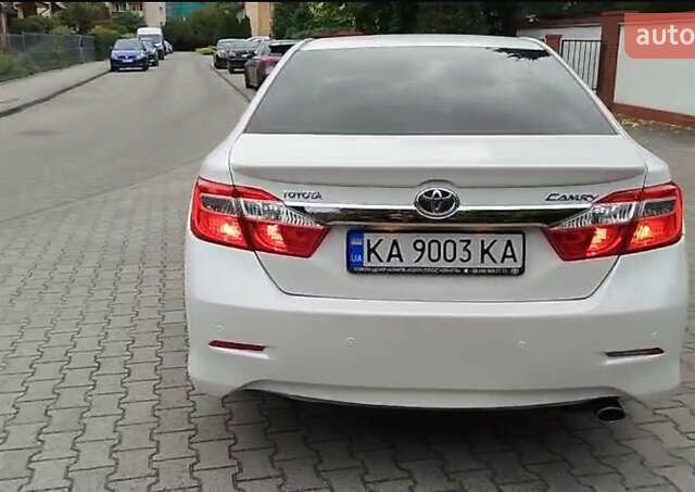Белый Тойота Камри, объемом двигателя 2.49 л и пробегом 230 тыс. км за 15000 $, фото 1 на Automoto.ua