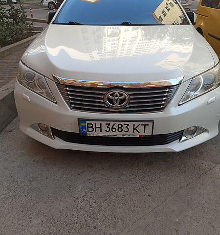 Белый Тойота Камри, объемом двигателя 2.5 л и пробегом 211 тыс. км за 15500 $, фото 1 на Automoto.ua