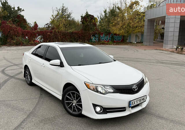 Білий Тойота Камрі, об'ємом двигуна 2.5 л та пробігом 192 тис. км за 12000 $, фото 1 на Automoto.ua