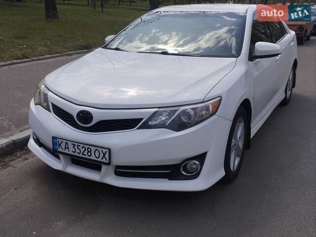 Белый Тойота Камри, объемом двигателя 2.5 л и пробегом 234 тыс. км за 11500 $, фото 1 на Automoto.ua
