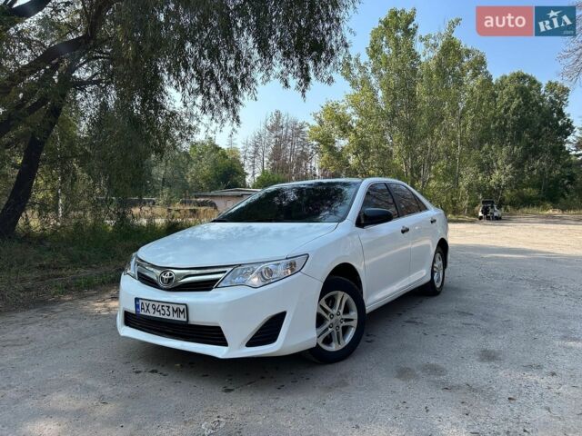 Белый Тойота Камри, объемом двигателя 2.5 л и пробегом 201 тыс. км за 7799 $, фото 1 на Automoto.ua