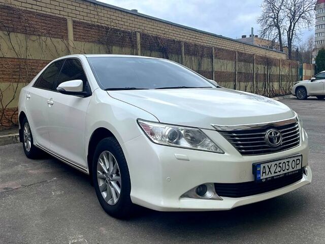 Белый Тойота Камри, объемом двигателя 2.5 л и пробегом 234 тыс. км за 12000 $, фото 1 на Automoto.ua