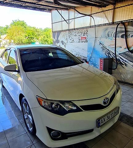 Білий Тойота Камрі, об'ємом двигуна 2.5 л та пробігом 107 тис. км за 12500 $, фото 1 на Automoto.ua