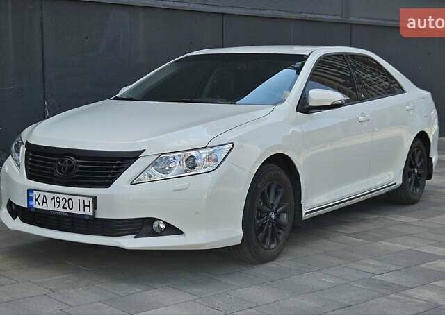 Білий Тойота Камрі, об'ємом двигуна 2.5 л та пробігом 100 тис. км за 14900 $, фото 1 на Automoto.ua