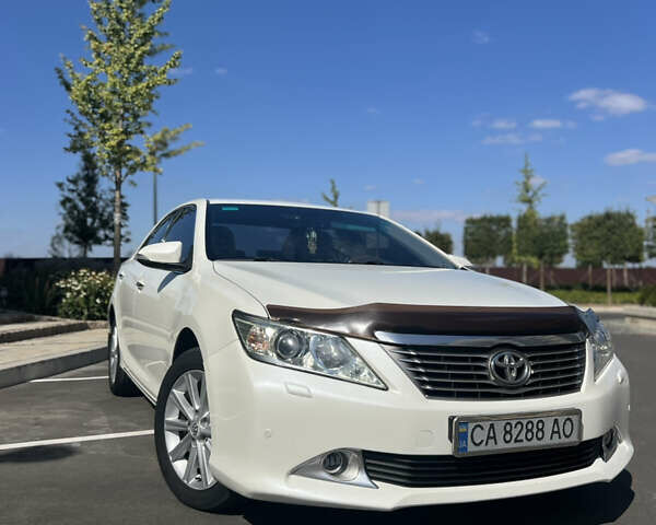 Белый Тойота Камри, объемом двигателя 2.5 л и пробегом 215 тыс. км за 16500 $, фото 1 на Automoto.ua