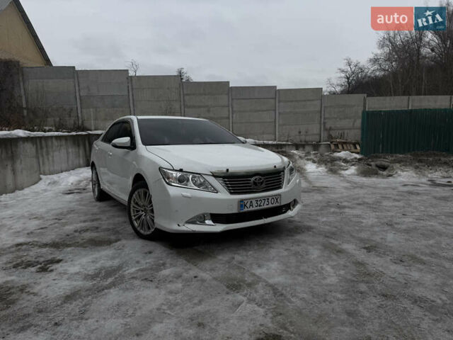 Білий Тойота Камрі, об'ємом двигуна 2.49 л та пробігом 221 тис. км за 13200 $, фото 1 на Automoto.ua