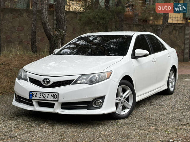 Белый Тойота Камри, объемом двигателя 2.5 л и пробегом 260 тыс. км за 10900 $, фото 1 на Automoto.ua