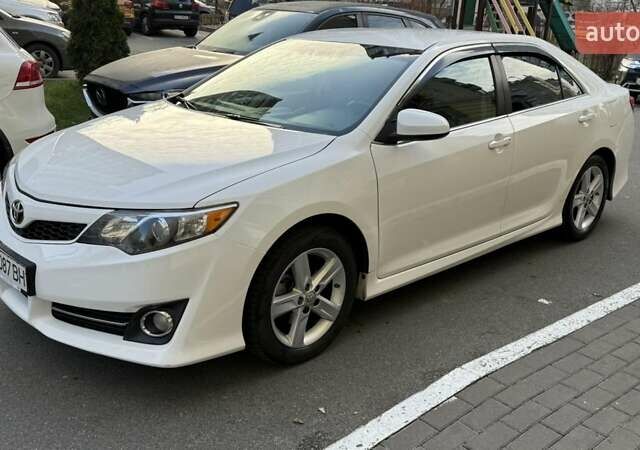 Белый Тойота Камри, объемом двигателя 2.49 л и пробегом 225 тыс. км за 12300 $, фото 1 на Automoto.ua