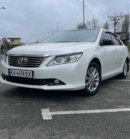 Белый Тойота Камри, объемом двигателя 2.5 л и пробегом 212 тыс. км за 14800 $, фото 1 на Automoto.ua