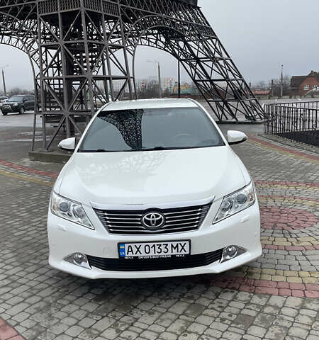 Белый Тойота Камри, объемом двигателя 2.5 л и пробегом 205 тыс. км за 14500 $, фото 1 на Automoto.ua