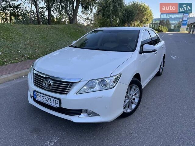 Белый Тойота Камри, объемом двигателя 2.49 л и пробегом 180 тыс. км за 15500 $, фото 1 на Automoto.ua