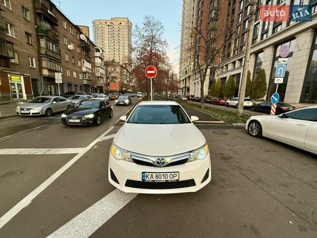 Белый Тойота Камри, объемом двигателя 2.5 л и пробегом 250 тыс. км за 11000 $, фото 1 на Automoto.ua