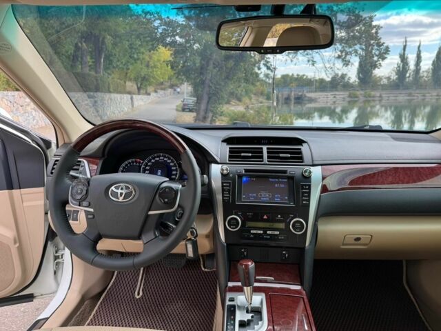 Белый Тойота Камри, объемом двигателя 2.5 л и пробегом 250 тыс. км за 13990 $, фото 1 на Automoto.ua