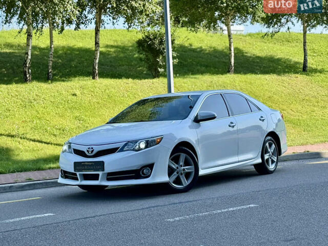Білий Тойота Камрі, об'ємом двигуна 2.5 л та пробігом 247 тис. км за 10650 $, фото 1 на Automoto.ua